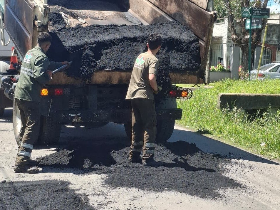 Luis Guill&oacute;n: avanzan las obras de bacheo para mejorar la circulaci&oacute;n en las calles