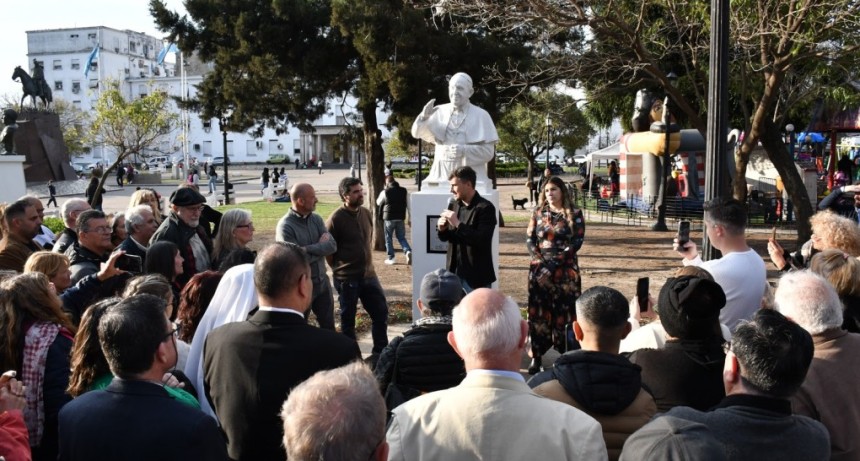 Mor&oacute;n homenaje&oacute; al papa Francisco con una escultura frente a la Catedral