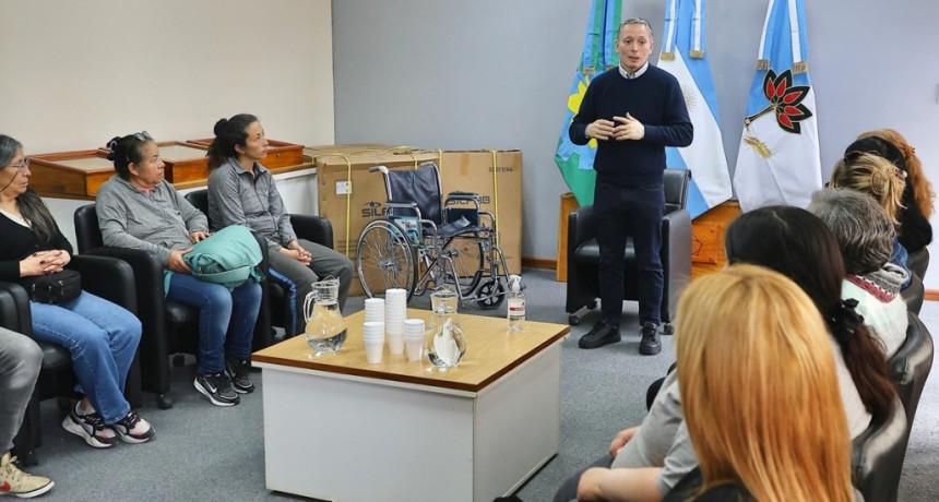 Esteban Echeverr&iacute;a: entregaron 25 sillas de ruedas a vecinos con problemas de movilidad