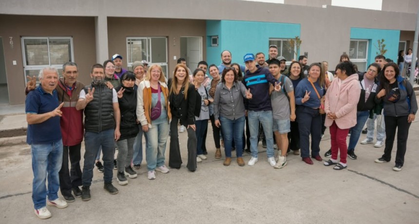 Isla Maciel: siete familias recibieron las llaves de sus nuevas viviendas