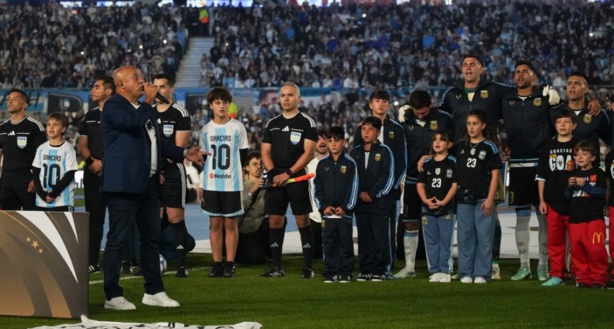 De La Matanza al Monumental: Fabio Santana emocion&oacute; al pa&iacute;s al cantar el Himno en la despedida de Messi