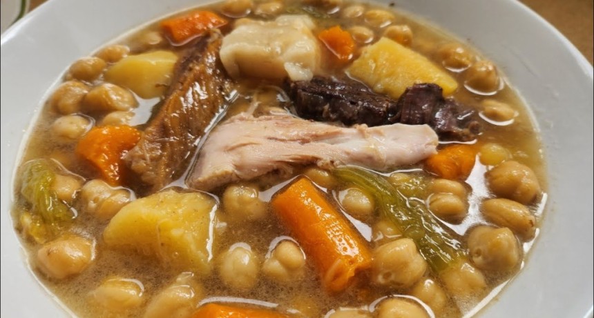 Puchero andaluz: el plato espa&ntilde;ol de cuchara que re&uacute;ne garbanzos, carnes y tradici&oacute;n familiar