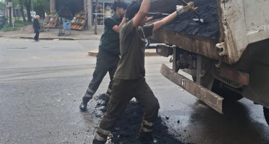 Esteban Echeverr&iacute;a contin&uacute;a con los trabajos de bacheo en calles y avenidas de 9 de Abril