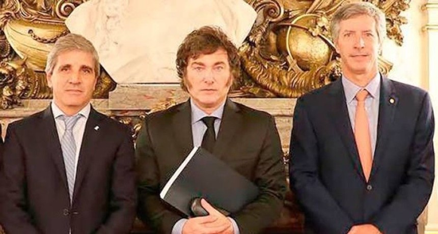 Denunciaron a Caputo y Bausili por operaciones financieras con el oro de las reservas