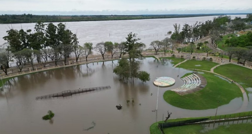 El r&iacute;o Uruguay vuelve a crecer y deja evacuados en el Litoral: advierten por m&aacute;s lluvias
