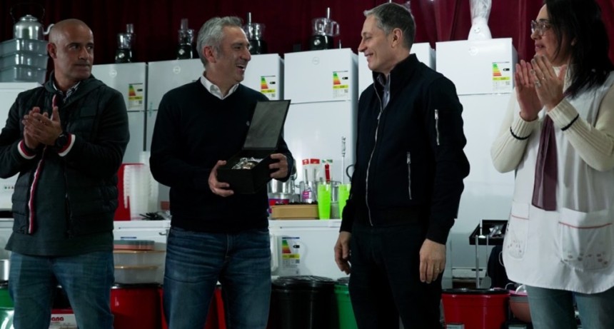 Gray y Larroque entregaron equipamiento a escuelas de Esteban Echeverr&iacute;a para fortalecer los comedores