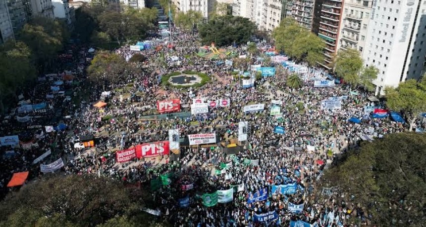 La marcha universitaria que desbord&oacute; las calles y puso al Gobierno bajo la lupa por la represi&oacute;n