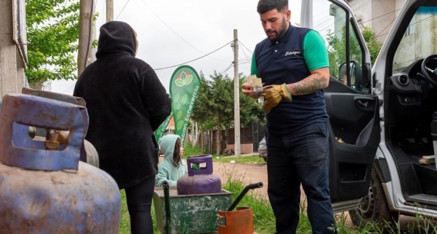Garrafas a precio accesible: el operativo que lleg&oacute; a Monte Grande Sur