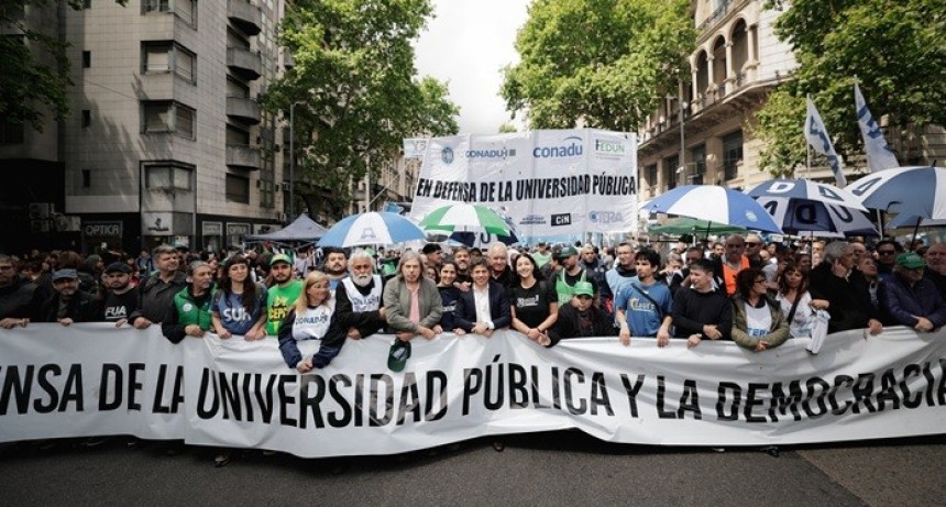Kicillof march&oacute; por la universidad p&uacute;blica y apunt&oacute; contra el ajuste de Milei