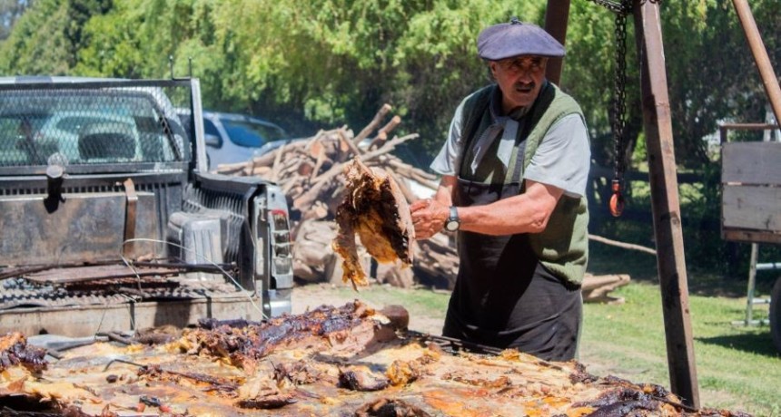 Con aroma a torta frita y m&uacute;sica en vivo se encienden los 112 a&ntilde;os de Croto, el peque&ntilde;o pueblo rural de Tapalqu&eacute;.