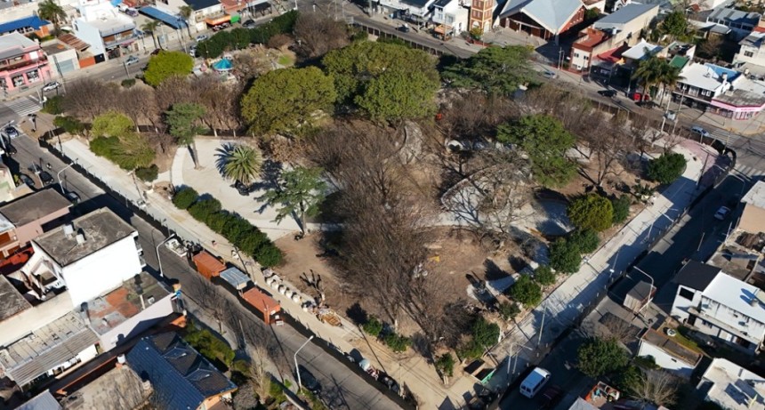 La Plaza Hip&oacute;lito Yrigoyen de Isidro Casanova se renueva con m&aacute;s iluminaci&oacute;n y espacios verdes