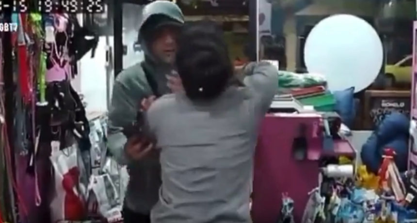 Lomas del Mirador: brutal asalto en un petshop, golpe&oacute; a la empleada y le apunt&oacute; con un arma en la cabeza