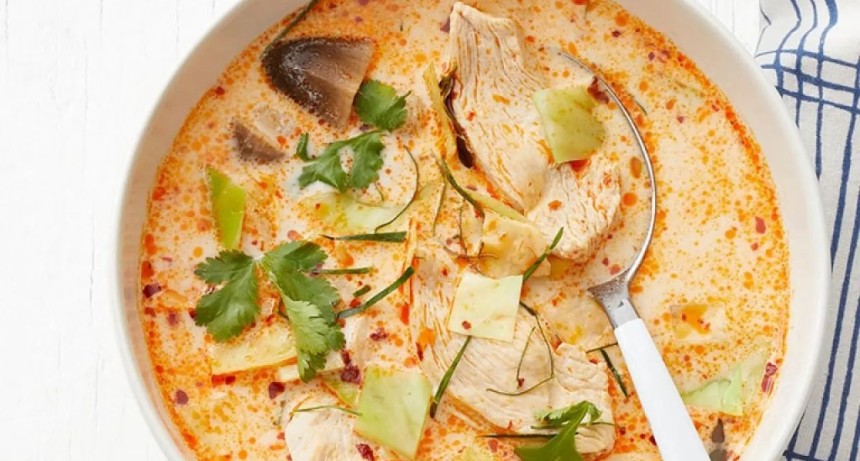 Tom Kha Gai: la sopa tailandesa de pollo y coco que re&uacute;ne aromas frescos y un caldo cremoso