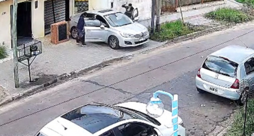 Brutal robo en Caseros: le dieron un culatazo para llevarse su auto