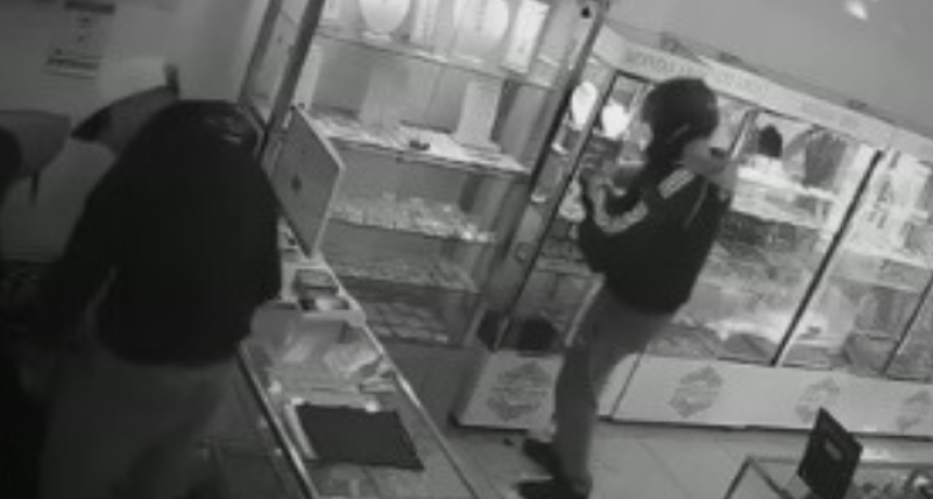 Robo en Merlo: entraron armados y con un martillo a una joyer&iacute;a y amenazaron a la empleada