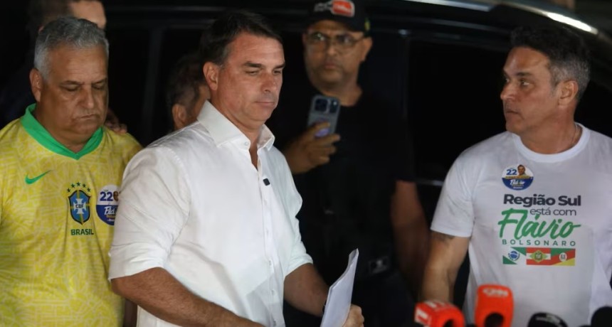 Fl&aacute;vio Bolsonaro rumbo a Estados Unidos: denuncian que sali&oacute; de Brasil pese a una restricci&oacute;n judicial