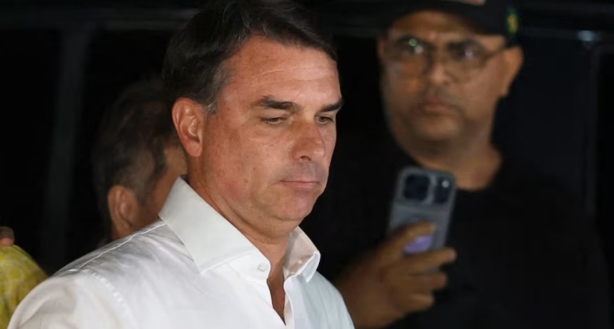 Fl&aacute;vio Bolsonaro sali&oacute; de Brasil y viaj&oacute; con su familia en un avi&oacute;n privado desde Iguaz&uacute;