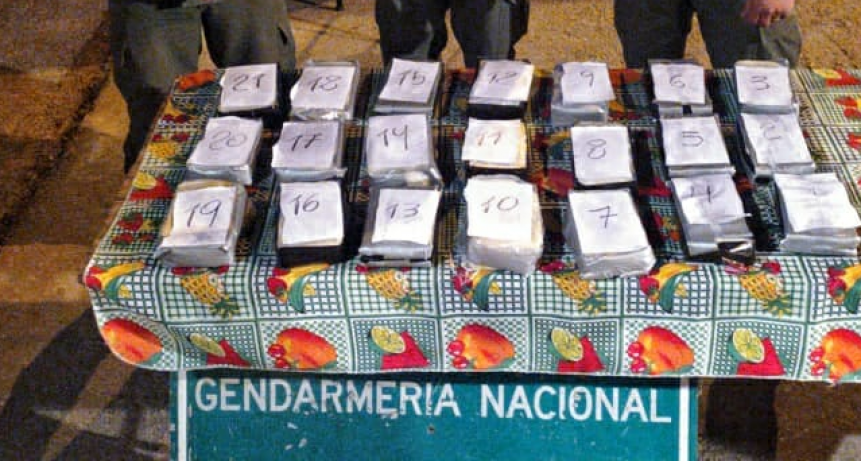 Gendarmería detuvo a tres personas que transportaban cocaína en un tanque de nafta