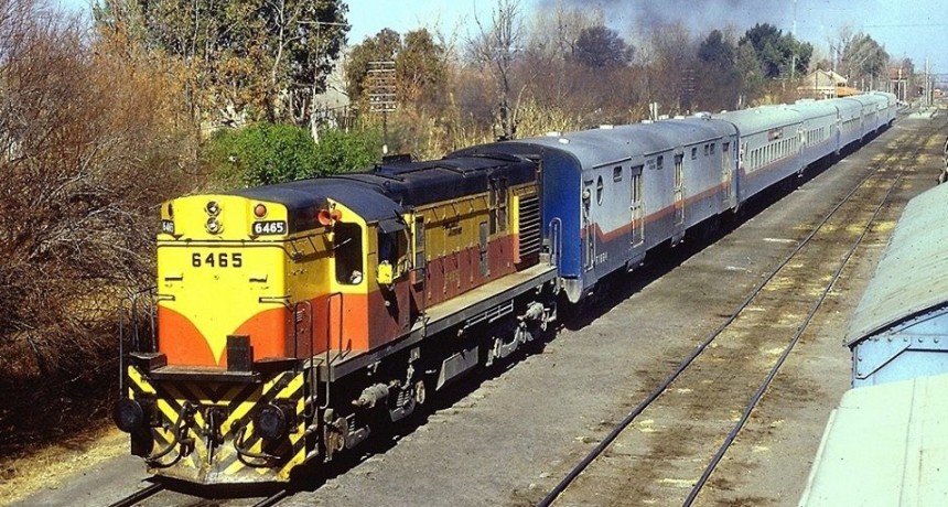 1962 Locomotora ALCO RSD 35, del FFCC Gral. San Martín - con el Sanrafaelino en Monte Coman (Mendoza).