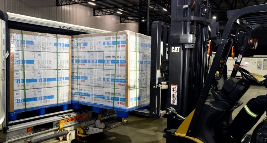 Arribó al país un embarque con 870.000 vacunas de Sinopharm y el miércoles llegarán 800.000 dosis más