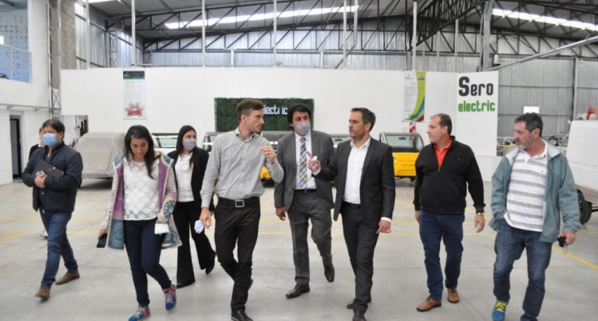 Lucas Ghi y Juan Cabandié visitaron una fábrica de autos eléctricos de Castelar