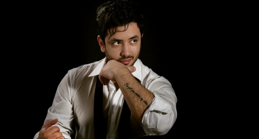 El cantante rosarino Ramiro Tejada regresa al escenario con un show en teatro La Ranchería
