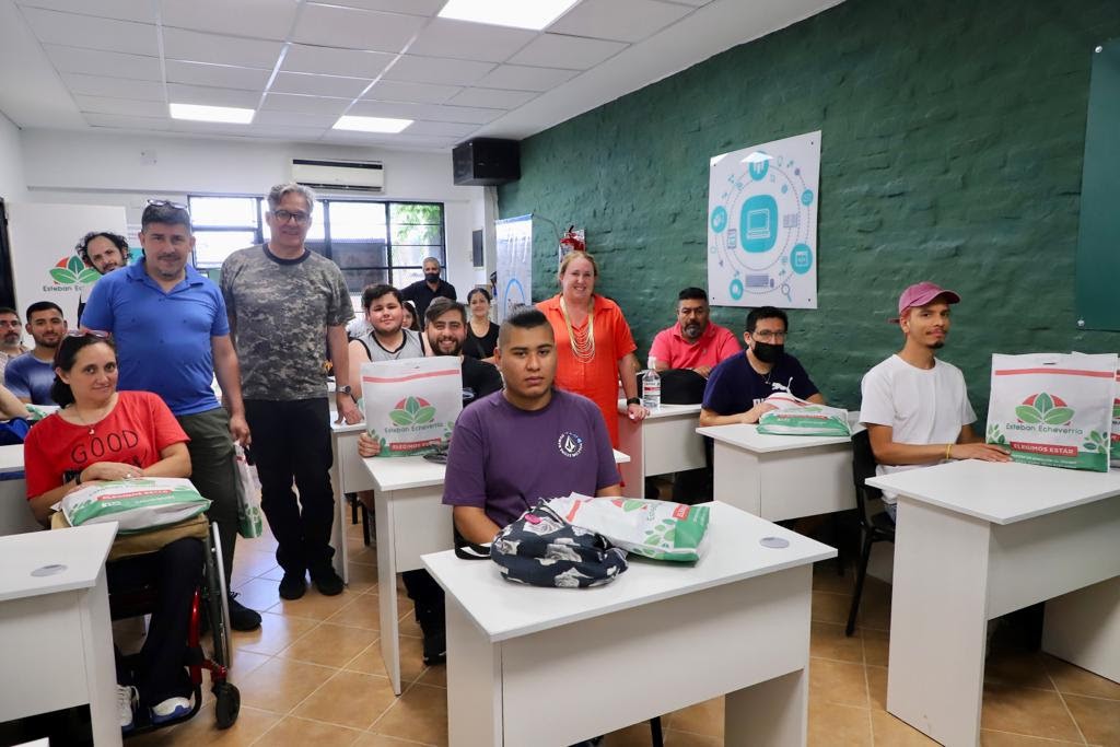 El Municipio de Esteban Echeverría entregó kits de herramientas para estudiantes de dos cursos profesionales
