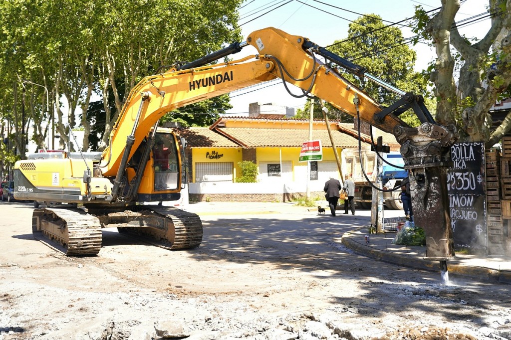 Continúan las obras de pavimentación en Esteban Echeverría
