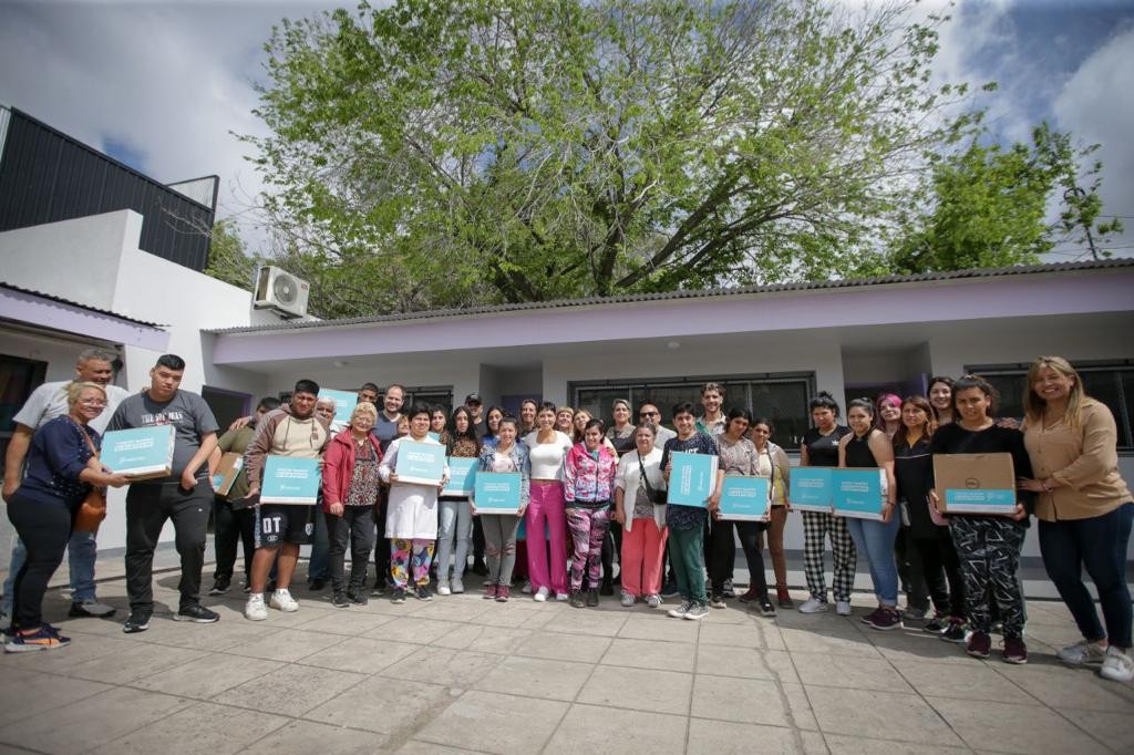 Quilmes: Mayra entregó netbooks a alumnos de la escuela de educación especial nº 504 