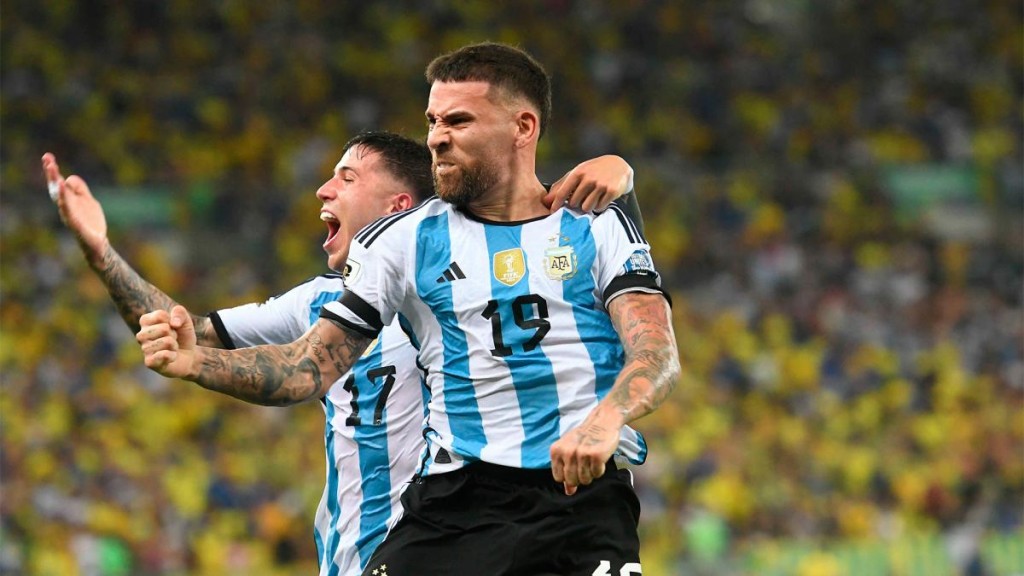 Argentina le ganó un histórico partido a Brasil y es puntero