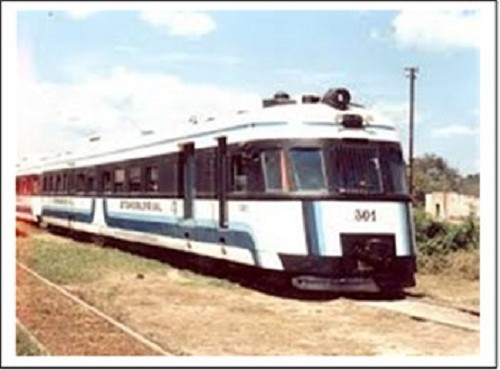 1981-Empresa de ómnibus sobre rieles de un ferrocarril.