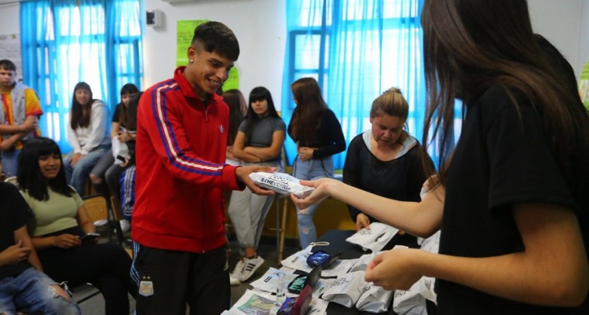El municipio entregó 507 pares de lentes del programa EcheVERría a estudiantes de escuelas secundarias del distrito