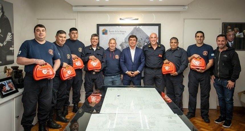 Fernando Espinoza entregó desfibriladores a los Bomberos Voluntarios de La Matanza