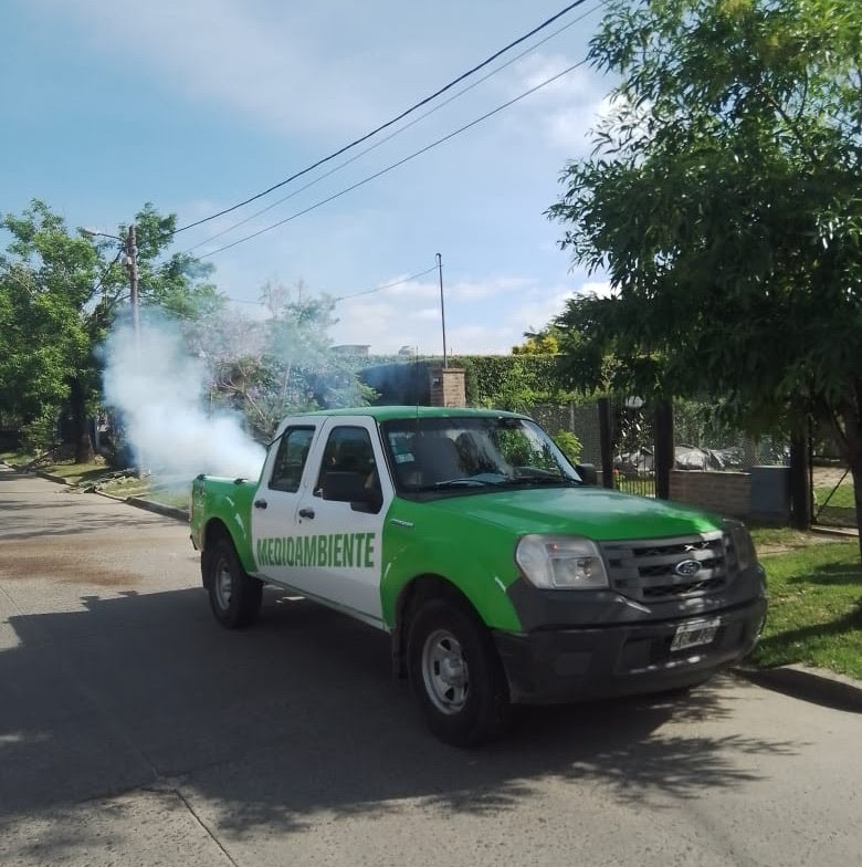 Esteban Echeverría intensifica operativos de fumigación en barrios y espacios públicos contra el dengue