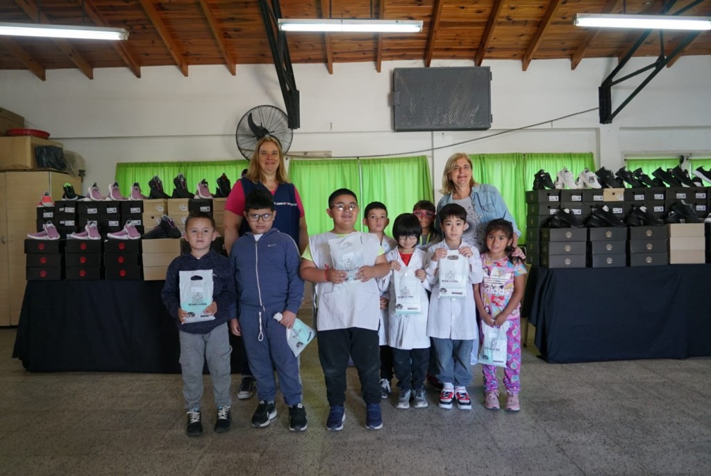 Esteban Echeverría entregó 37 pares de lentes a estudiantes de la Escuela Primaria N° 20 de El Jagüel