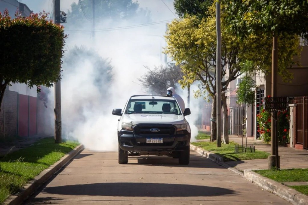 Quilmes refuerza operativos de fumigación contra el dengue en varios barrios del distrito