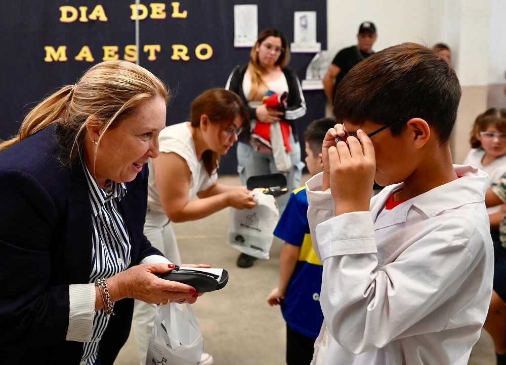 Entrega de lentes gratuitos en escuelas de Esteban Echeverría: el Programa Oftalmológico EcheVERría beneficia a 150 estudiantes