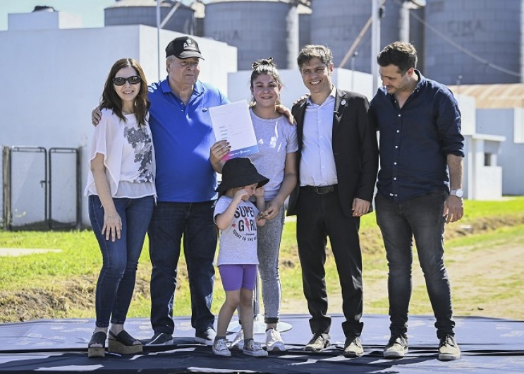 Kicillof inaugura obras viales y entrega viviendas en Salto y Gahan