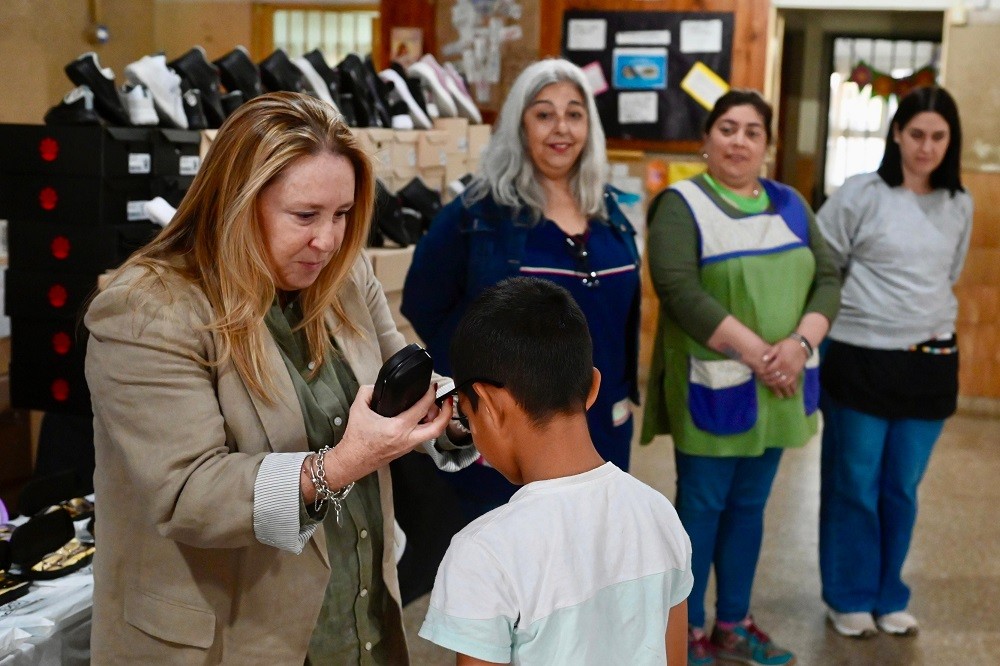 Programa Oftalmológico EcheVERría: entrega de anteojos gratuitos a estudiantes de Monte Grande y Luis Guillón