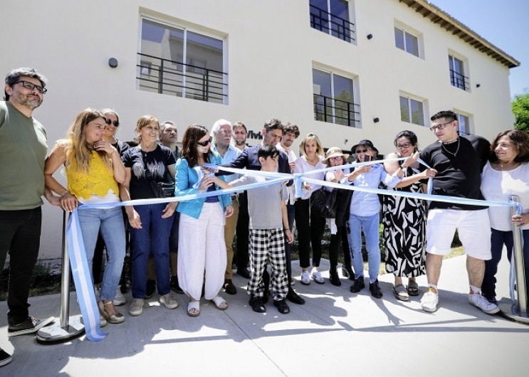 Kicillof entrega viviendas y lanza programa de educación financiera en San Fernando, en un contexto de recortes nacionales