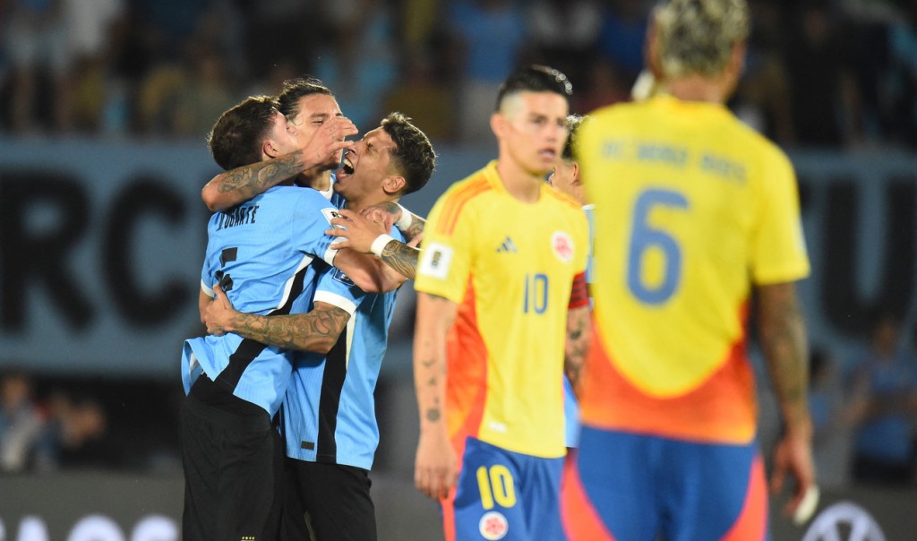 Uruguay venció 3-2 a Colombia con un final agónico y se acomoda en las Eliminatorias