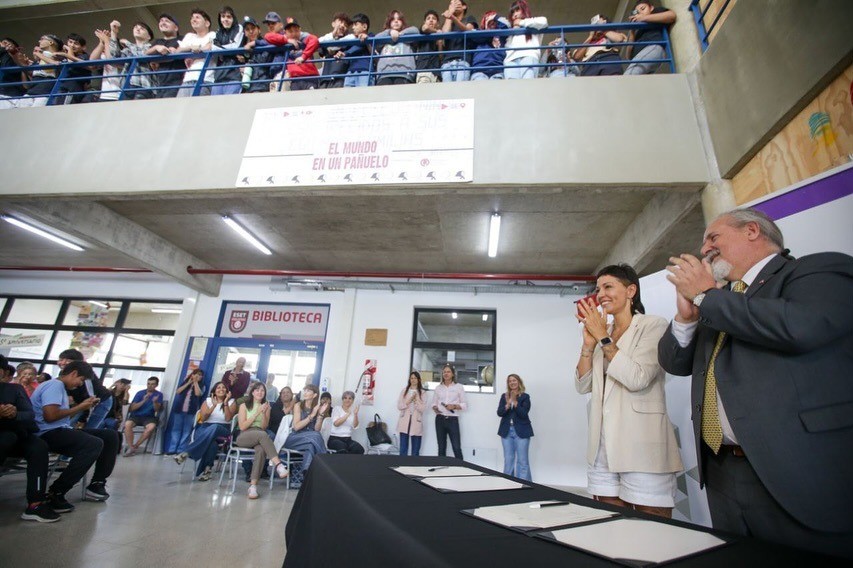 Mayra Mendoza celebró la firma de la escritura de la ESET-UNQ