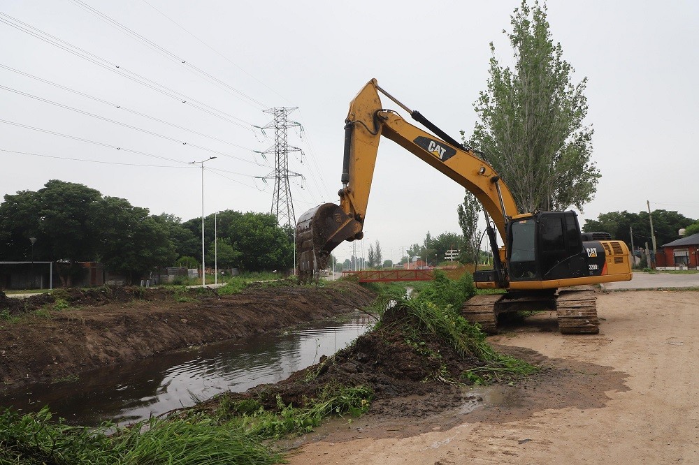 Avanzan las obras en el arroyo Ortega para prevenir inundaciones en Esteban Echeverría