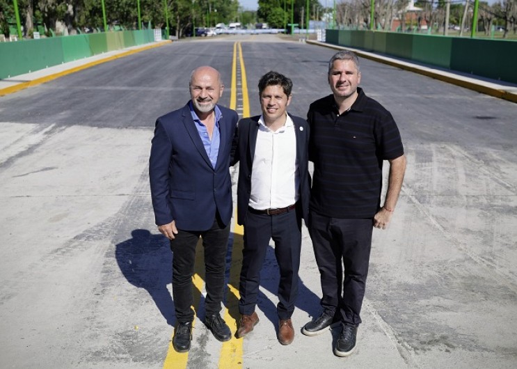 Kicillof inauguró un puente clave en Ensenada y apuntó contra el ajuste nacional