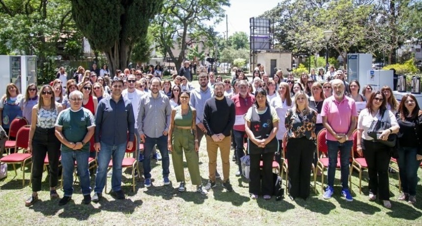 Mayra Mendoza entregó equipamiento para comedores escolares de 86 escuelas en Quilmes