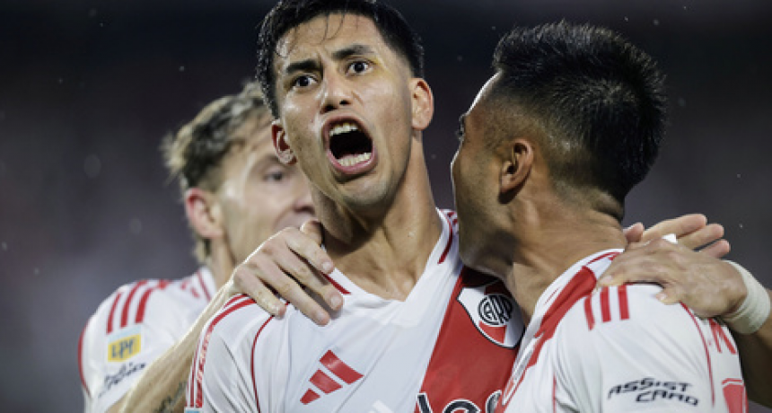  River goleó a Barracas Central y se mantiene en la pelea por el título