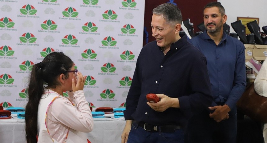 Esteban Echeverría: Fernando Gray entregó lentes a estudiantes en el marco del Programa Oftalmológico EcheVERría