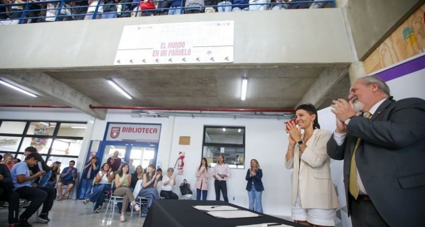 Mayra Mendoza celebró la firma de la escritura de la ESET-UNQ