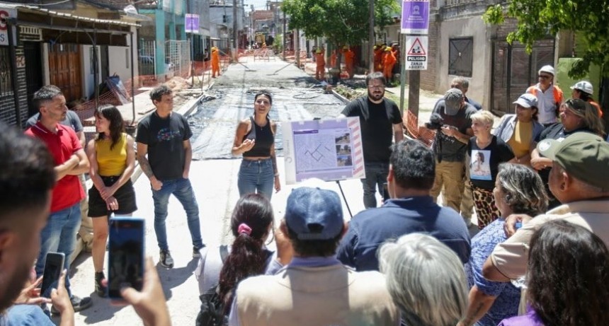 Villa Itatí: Mayra Mendoza supervisó obras que transformarán el barrio con pavimento y luminarias LED