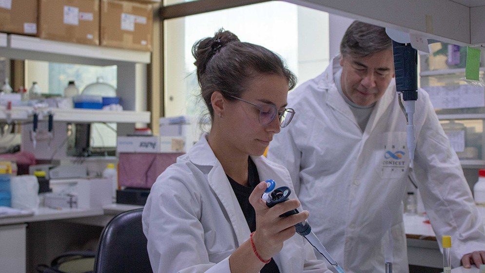 Descubren el mecanismo molecular que confiere resistencia a un nuevo antibiótico contra superbacterias